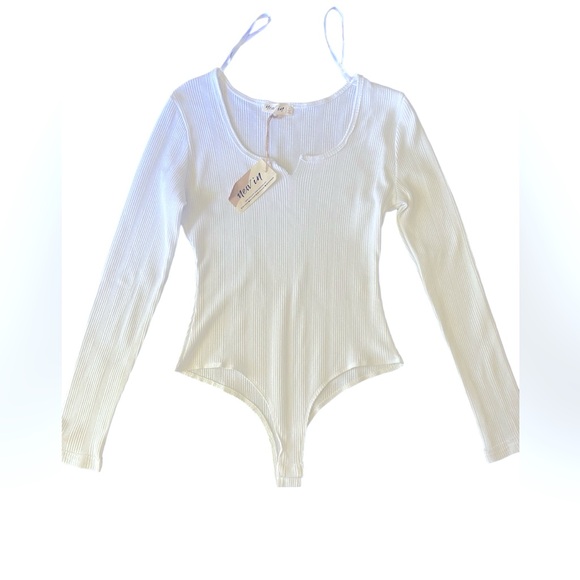 New In Tops - NWT- New In Textured Long Sleeve Bodysuit in Size Large